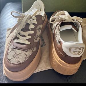 Like New Women’s GG Gucci sneakers